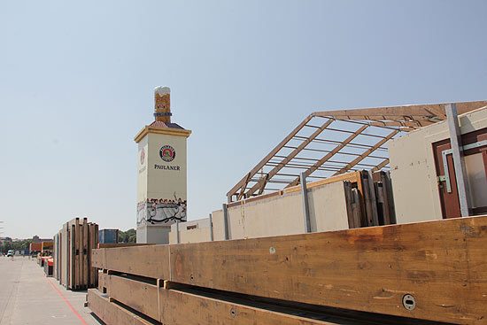 Der Paulaner Turm steht bereits (©Foto: Marikka-Laila Maisel)